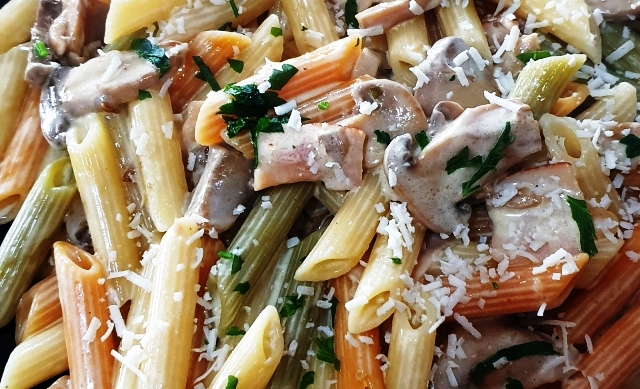 Πένες τρικολόρε με μανιτάρια