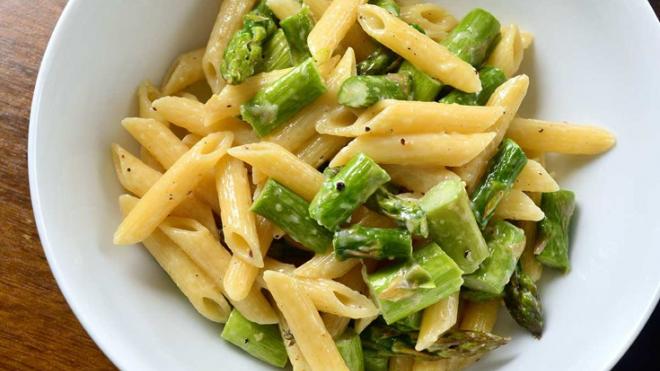 Πέννες με σπαράγγια και κουκουνάρι