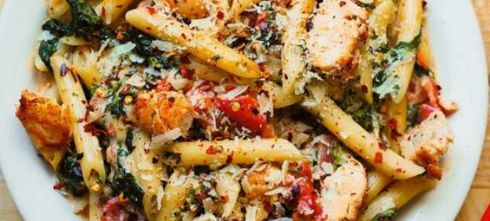 Πέννες με κοτόπουλο και φρέσκες ντομάτες