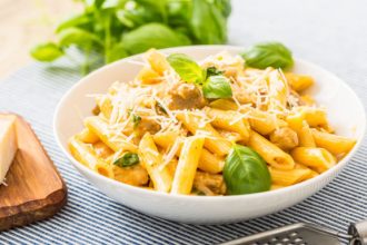 Πέννες με κοτόπουλο α λα κρεμ