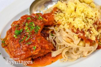 Κόκορας με χυλοπίτες και λιαστή ντομάτα