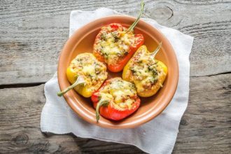 Πιπεριές γεμιστές με χαλούμι και ελιές