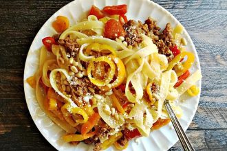 Χυλοπίτες με λουκάνικα και πιπεριές