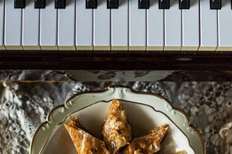 Περγαμηνός μπακλαβάς με αμύγδαλα