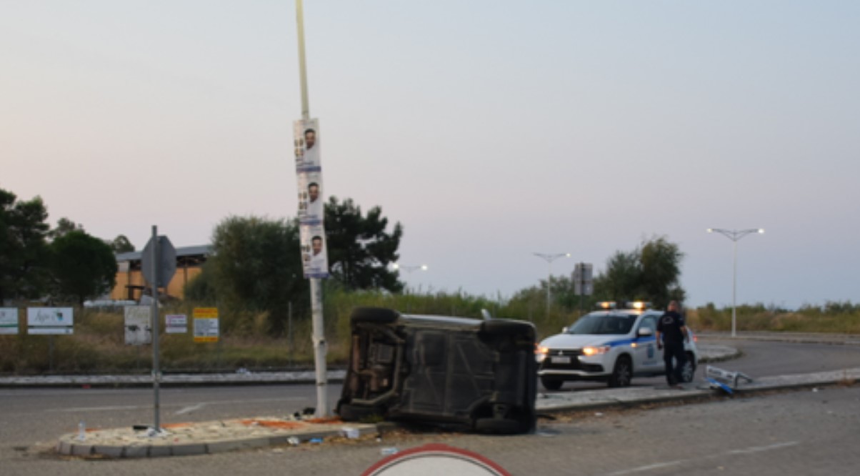 Δυτ. Ελλάδα: Θανατηφόρα ανατροπή για 24χρονο οδηγό - Νοσηλεύεται ο 28χρονος συνοδηγός