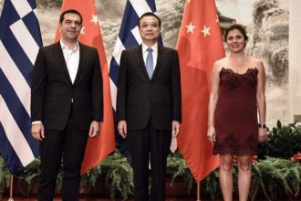 "Πάρτυ" στο Twitter για το φόρεμα της Περιστέρας: Κουμπάρα σε βάφτιση, έτοιμη για κινέζικα μπουζούκια