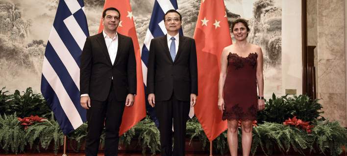 "Πάρτυ" στο Twitter για το φόρεμα της Περιστέρας: Κουμπάρα σε βάφτιση, έτοιμη για κινέζικα μπουζούκια