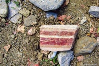 Πέτρα μπέικον στην Αχαΐα! Μην ξεχαστείτε... δεν τρώγεται!