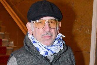 Πέτρος Φιλιππίδης : Ανεπιθύμητος και στο Σοφικό ο ηθοποιός – Τα συνθήματα στο σπίτι του