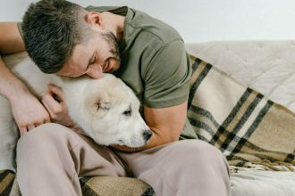 Περισσότεροι άνθρωποι αγάπησαν “κεραυνοβόλα” τον σκύλο τους αντί τον σύντροφό τους