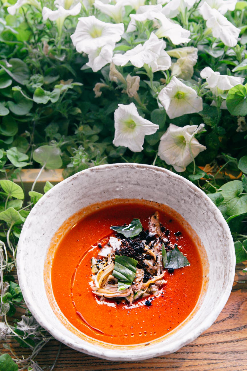 Δύο συνταγές για κρύα σούπα που θα σας λύσουν τα χέρια