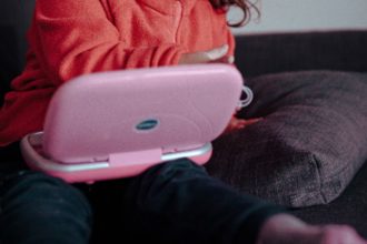 Τα μάτια των παιδιών δεν προστατεύονται επαρκώς από τα φώτα LED που περιέχονται σε πολλά παιχνίδια