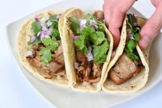 Carnitas: Μπουκιές χοιρινού με μπαχαρικά τυλιγμένες σε τορτίγια