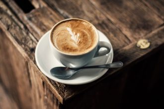 Ιδού πόσες κούπες καφέ την ημέρα αποτελούν «ασπίδα» ενάντια σε διαβήτη, καρδιοπάθειες και εγκεφαλικά