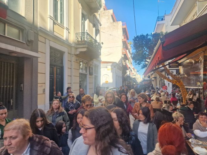 Η Πάτρα "φόρεσε" τα γιορτινά της - Το αδιαχώρητο στο κέντρο της πόλης (ΦΩΤΟ)