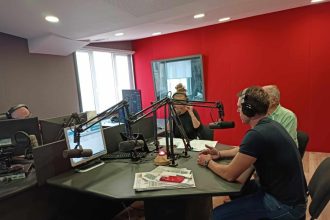 Ραδιοφωνική εκπομπή από τον Στέφανο Κασσελάκη