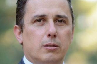 Εμφύλιος γενεών και Δούρειος Ίππος