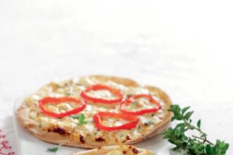 Πίτσα «4 τυριά» με αραβική πίτα ολικής άλεσης