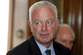 Δεν θα πάμε μπροστά κοιτώντας πίσω