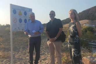 Η πινακίδα στην παραλία της Καλογριάς - ΦΩΤΟ