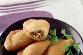 Πιροσκί με τη σάλτσα κιμά που μας περίσσεψε