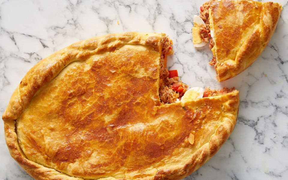 Πίτα με τόνο και βραστά αυγά