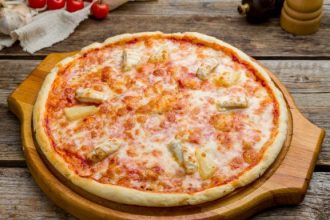 Πίτσα με κοτόπουλο και ανανά