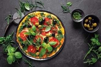 Μεσογειακή πίτσα με σάλτσα πέστο