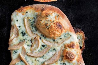 Πίτσα με γκοργκοντζόλα και αχλάδι