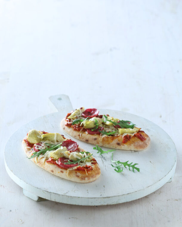 Πίτσα με σαλάμι Λευκάδας, αγκιναράκια από βάζο και ρόκα