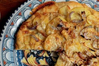 Pizza bianca με πατάτες, κρεμμύδια και γκοργκοντζόλα