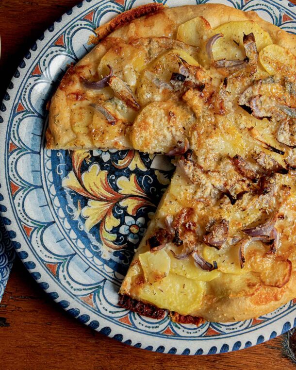 Pizza bianca με πατάτες, κρεμμύδια και γκοργκοντζόλα