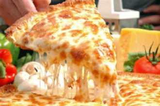 Πίτσα με τέσσερα τυριά