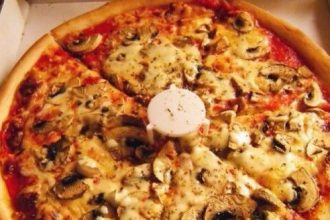 Γιατί η πίτσα έχει στρογγυλό πλαστικό τραπεζάκι;