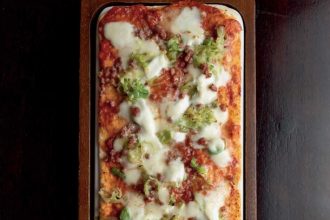 Πίτσα με πράσο, σαλτσίσια, μπουράτα και λευκή κρέμα βαλσαμικού