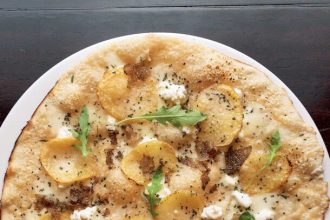 Πίτσα με κατσικίσιο τυρί (τύπου σεβρ), πατάτα και τρούφα