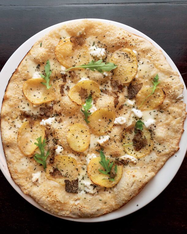 Πίτσα με κατσικίσιο τυρί (τύπου σεβρ), πατάτα και τρούφα