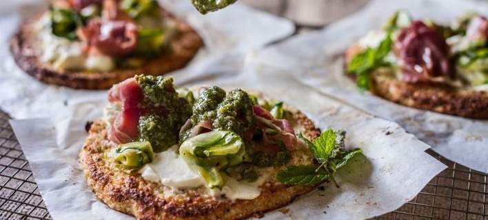 Από την πίτσα με κουνουπίδι του Ακη Πετρετζίκη δεν θα μείνει ούτε ψίχουλο