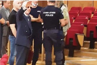 Δίκη Χρυσής Αυγής: Ο Κωνσταντίνος Πλεύρης χαιρέτησε ναζιστικά μέσα στο δικαστήριο
