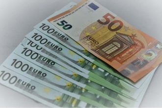 Επιδόματα από ΔΥΠΑ και εφάπαξ από e-ΕΦΚΑ: Ποιοι πάνε στα ΑΤΜ