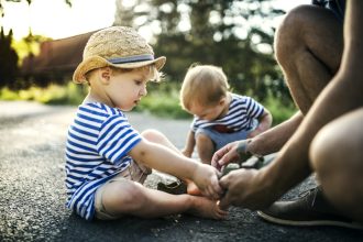 Ποια παιδικά παπούτσια είναι στη μόδα αυτή την εποχή;