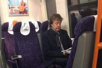 Ο Πολ Μακ Κάρτνεϊ στο μετρό του Λονδίνου – Το καυστικό σχόλιο του Ηλία Μόσιαλου