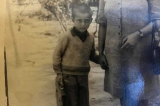 Ο πιτσιρίκος της φωτογραφίας είναι πρώην υπουργός που έγινε σήμερα 56 ετών