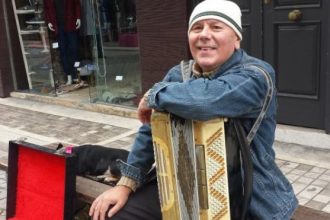 Ένας γνωστός, απολύτως άγνωστος, στην καρδιά της πόλης- Ο Πολωνός που προσπεράσαμε, είχε κάτι να μας πει