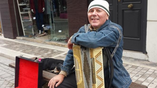 Ένας γνωστός, απολύτως άγνωστος, στην καρδιά της πόλης- Ο Πολωνός που προσπεράσαμε, είχε κάτι να μας πει