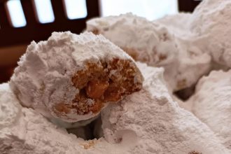 Αφράτοι κουραμπιέδες με αμύγδαλα