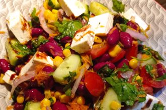 Πολυσαλάτα με φέτα και μπαλσάμικο