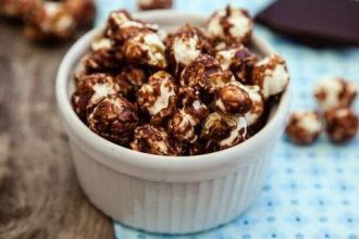 Πανεύκολα ποπ-κορν με σοκολάτα και καρύδα