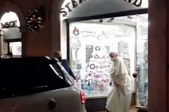 Σε δισκάδικο ο Πάπας για να δει «φίλους από τα παλιά» - ΒΙΝΤΕΟ