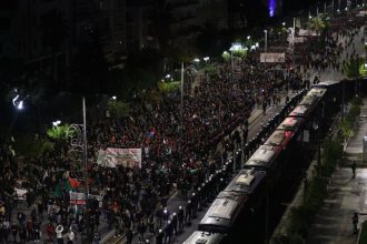 Με τουλάχιστον 25.000 άτομα η πορεία για το Πολυτεχνείο στην Αθήνα (ΦΩΤΟ)
